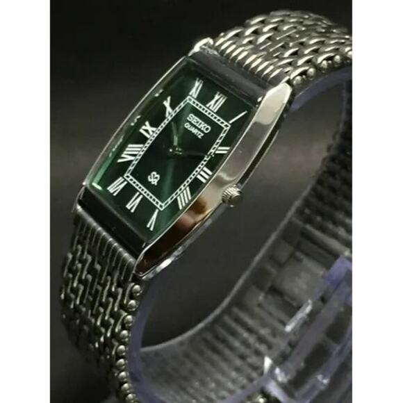 Vintage Style Seiko Quartz Mens Silver Watch & Green accents W/ Metal Strap - Picture 6 of 7